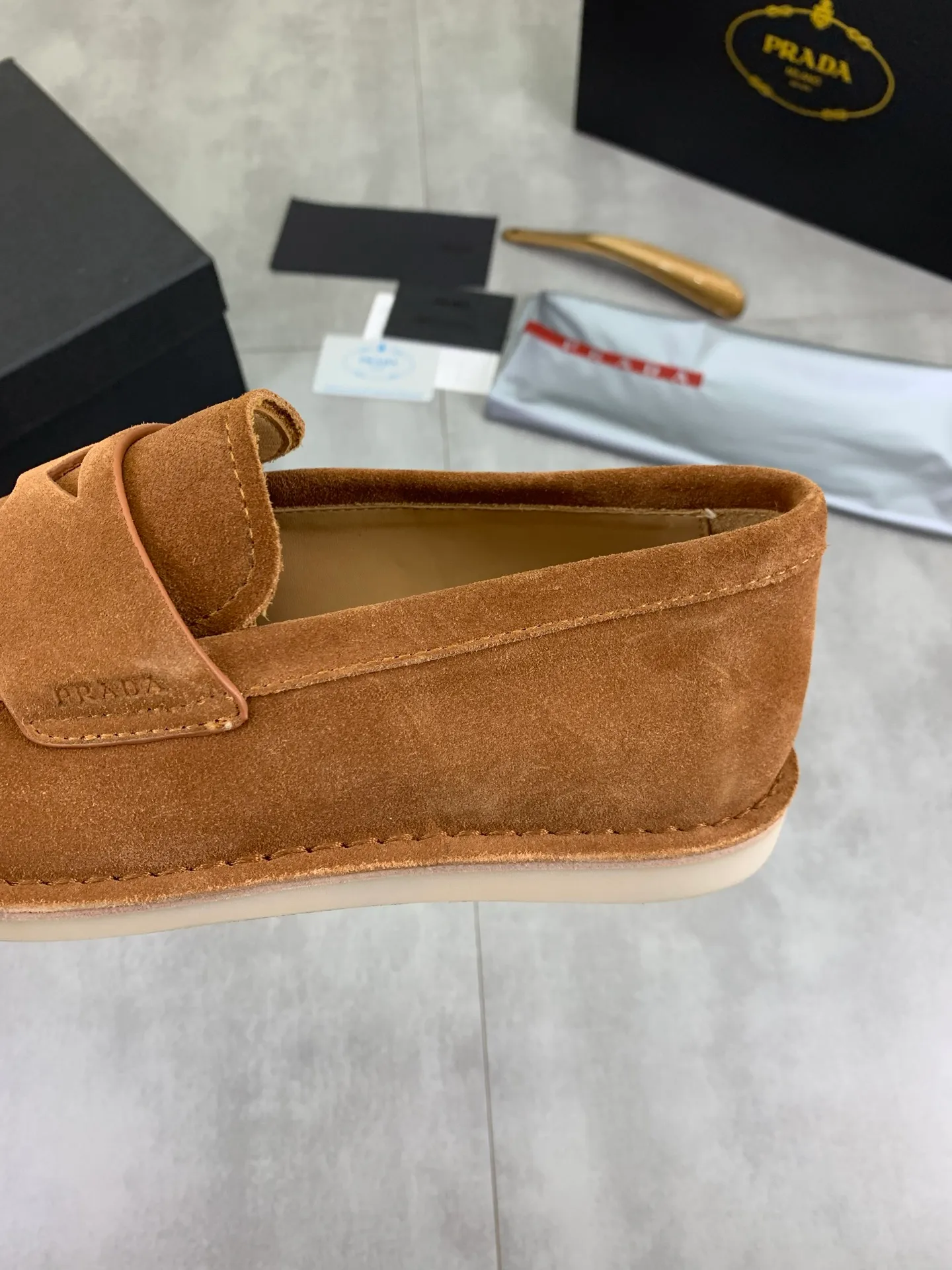 Factory price P740💰Original quality, top version🔱 ＰＲＡＤＡPrada. Men's business casual leather shoes, top quality cow leather. 1:1 shipment ⬆️Luxurious and noble, all made of imported original first-layer fine suede cowhide, just to create a more comfortable wearing experience. Upper: original comfortable open-edge bead-rubbed calfskin ➕Top imported water-dyed full cow lining, original high-end lightweight and comfortable TPU combination bottom ✔️Code number: 39-44 (38 45 Can be customized)